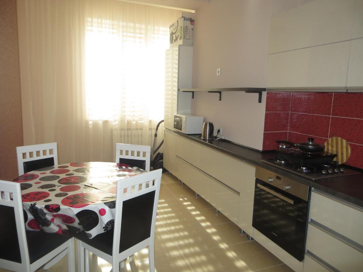 Yellow Apartment In The Center Of בישקק מראה חיצוני תמונה