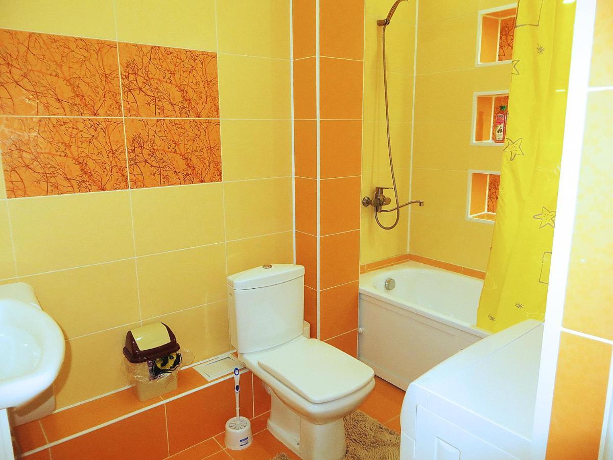Yellow Apartment In The Center Of בישקק מראה חיצוני תמונה