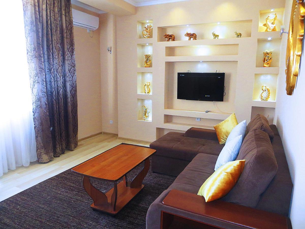 Yellow Apartment In The Center Of בישקק מראה חיצוני תמונה
