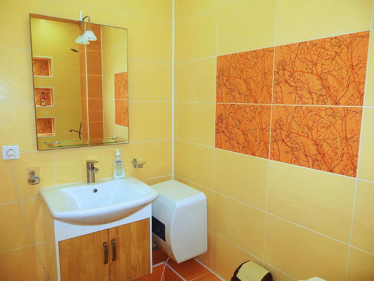 Yellow Apartment In The Center Of בישקק מראה חיצוני תמונה