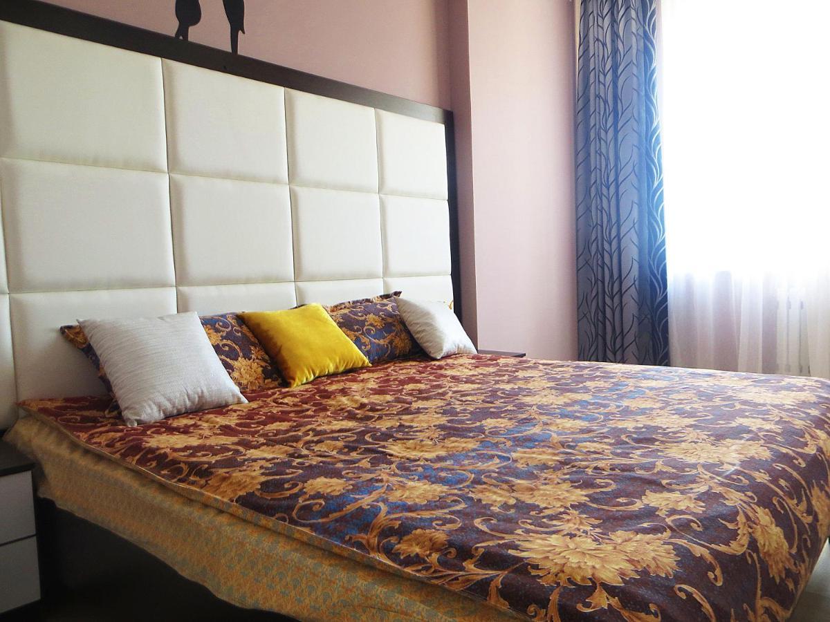 Yellow Apartment In The Center Of בישקק מראה חיצוני תמונה