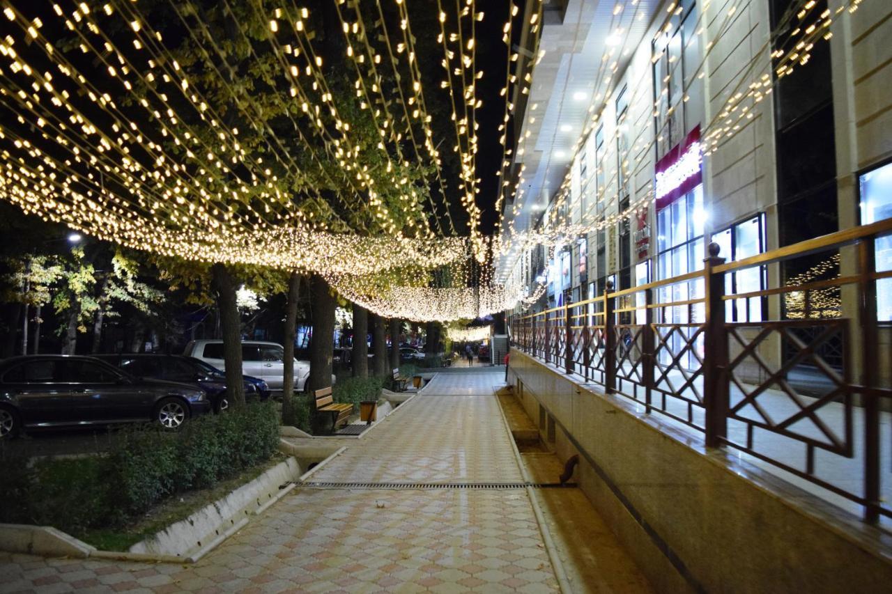 Yellow Apartment In The Center Of בישקק מראה חיצוני תמונה