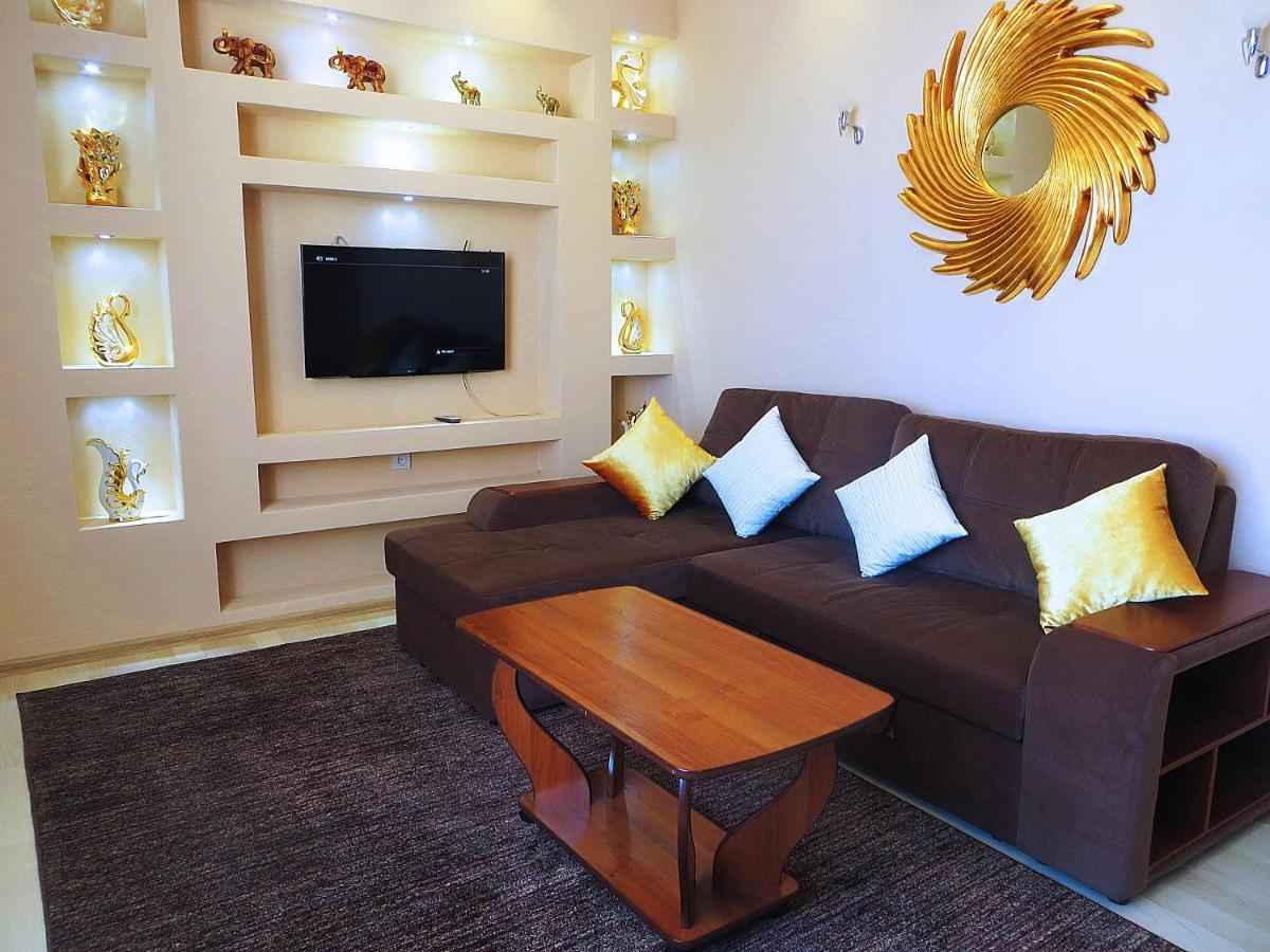 Yellow Apartment In The Center Of בישקק מראה חיצוני תמונה