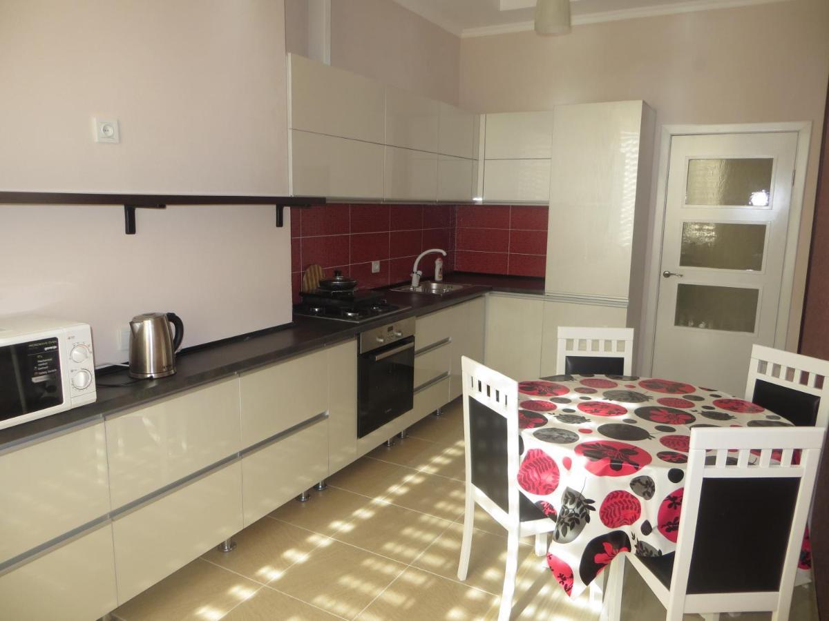 Yellow Apartment In The Center Of בישקק מראה חיצוני תמונה